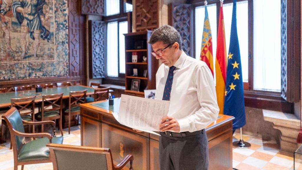 Carlos Mazón en su despacho del Palau de la Generalitat