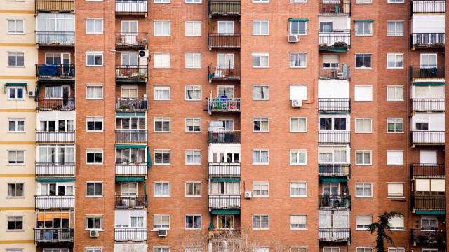 Un bloque de pisos.