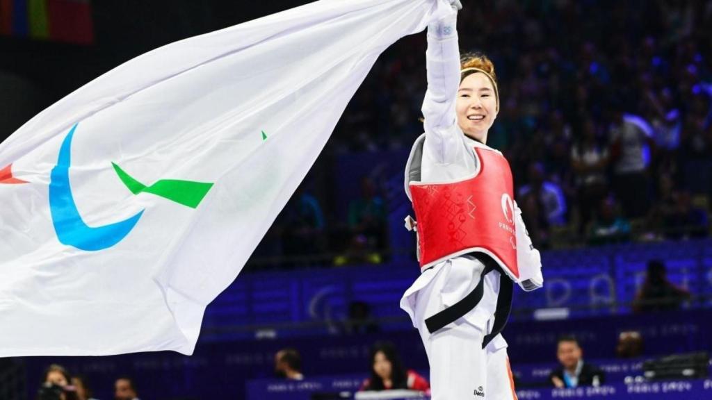 Khudadadi celebra la medalla de bronce, París 2024.