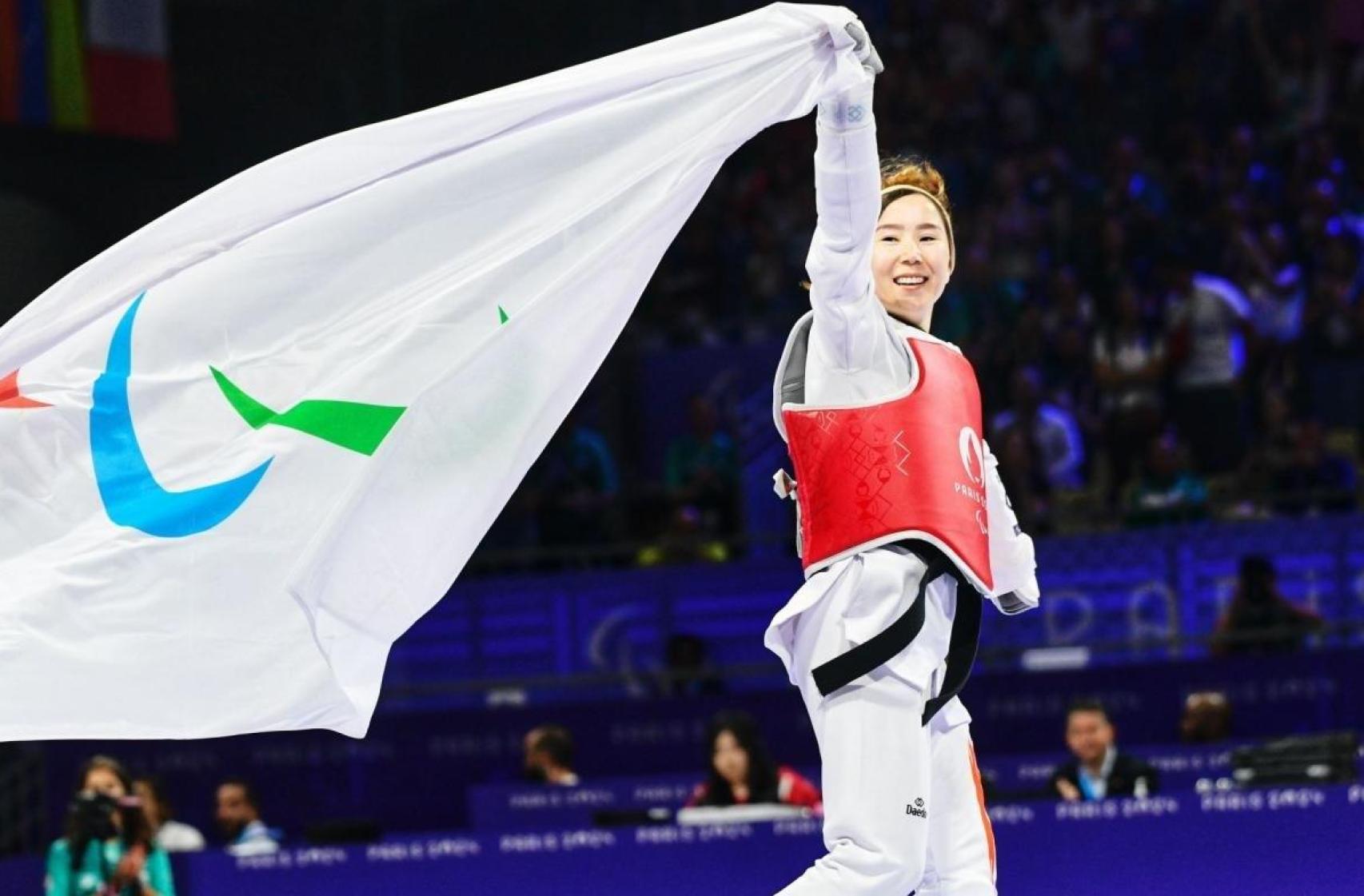 Khudadadi celebra la medalla de bronce, París 2024.