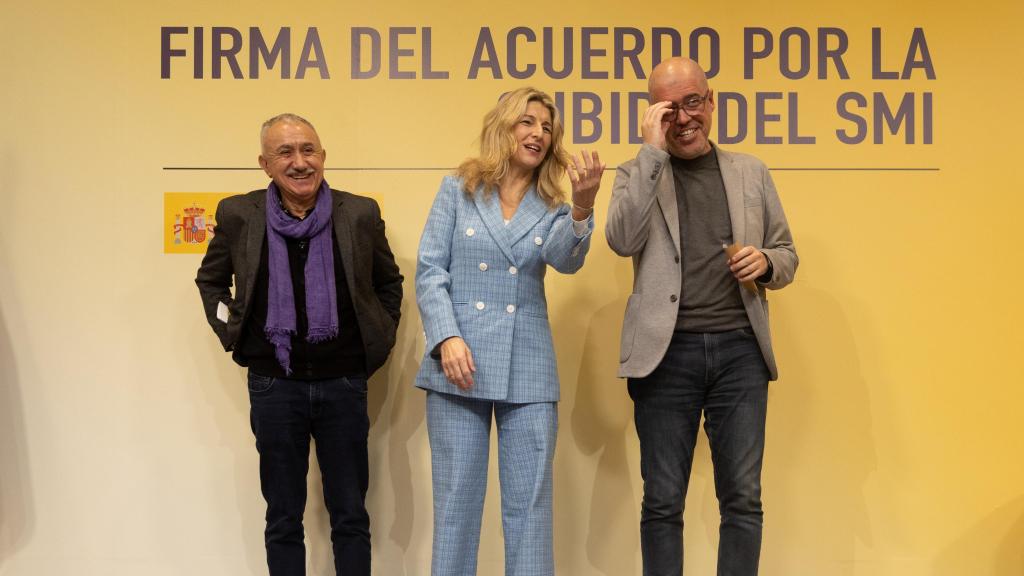 Yolanda Díaz junto a Pepe Álvarez (i) y Unai Sordo (d) durante la firma del último acuerdo de subida del SMI.