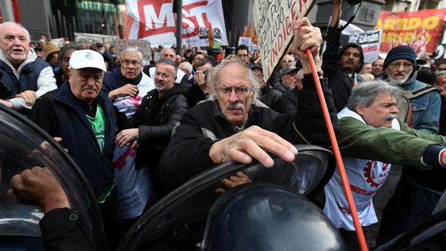 Argentinos marchan en Buenos Aires en protesta contra veto presidencial a la reforma previsional.