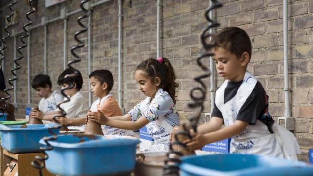 Niños en una actividad de cerámica en la Escuela de Muel.