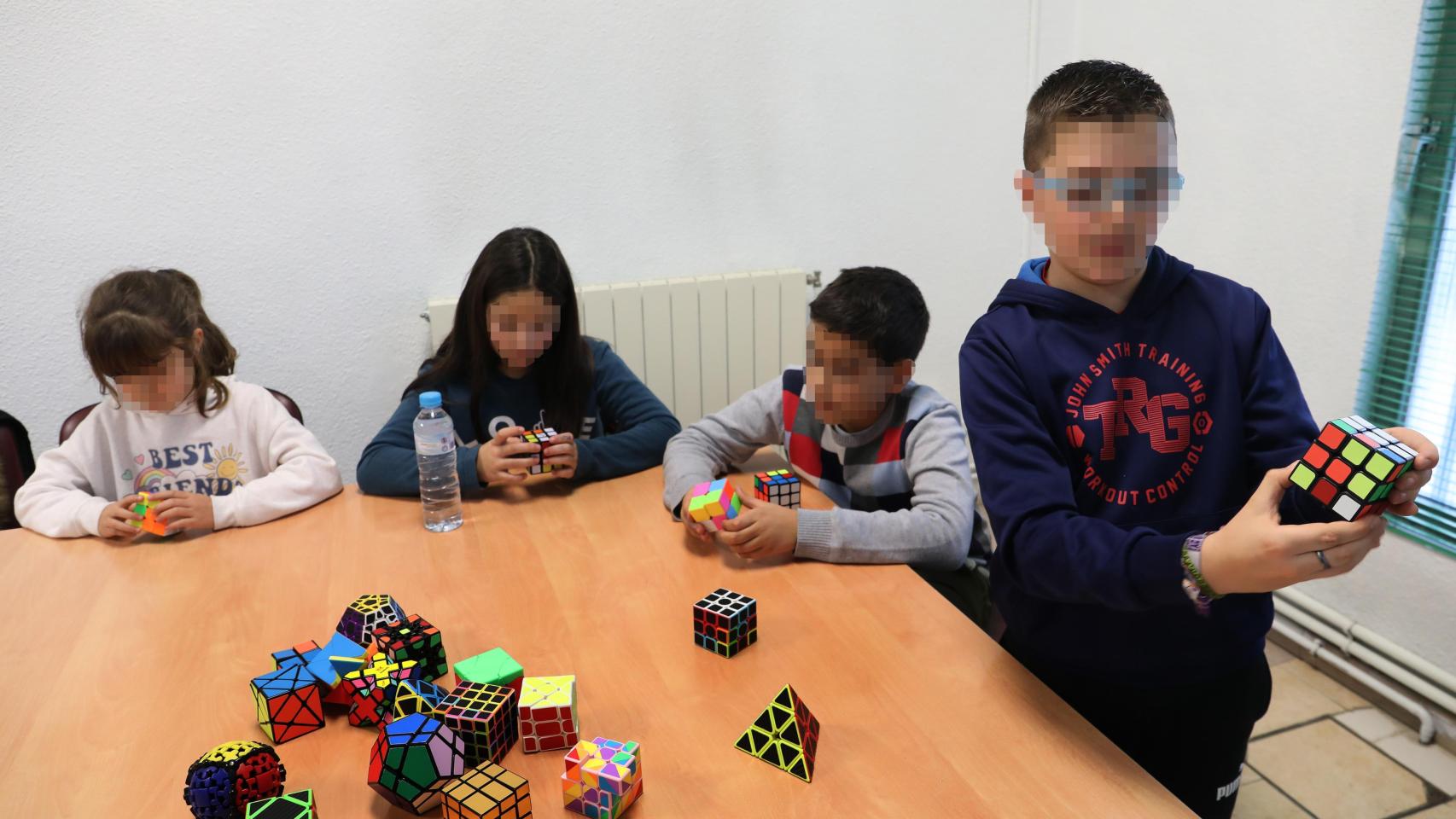 Actividad de cubo de Rubik para niños con altas capacidades