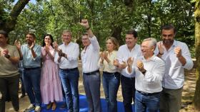 El presidente de la Junta y del PPCyL, Alfonso Fernández Mañueco, junto al líder del PP, Alberto Núñez Feijóo, en el acto celebrado en Galicia este sábado