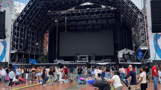 Algunos de los fans de Omar Montes esperando para su concierto en la Plaza Mayor de Valladolid