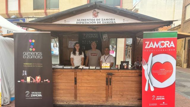 El vicepresidente cuarto de la Diputación de Zamora, Emilio Fernández, visita la caseta de la Marca de Calidad en las Ferias de Benavente, este sábado