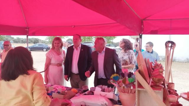 El presidente de la Diputación de Zamora, Javier Faúndez, visitando la feria de productos artesanales