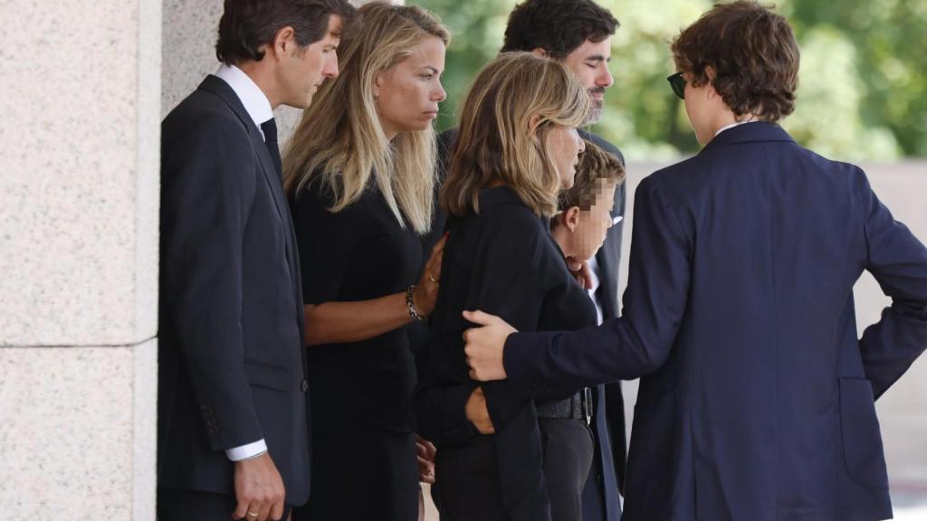 La familia Goyanes Lapique, desolada, en el último adiós a Caritina.