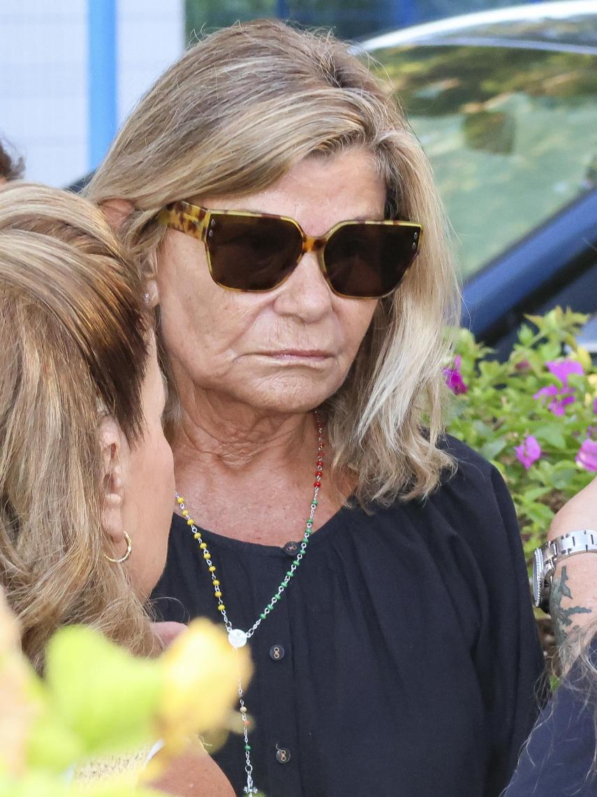 Cari Lapique en el funeral de su esposo, Carlos Goyanes.