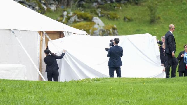 Las sábanas cubriendo la llegada de Durek Verrett a la boda.