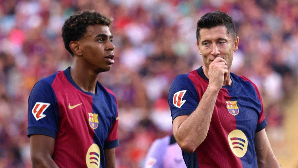 Lamine Yamal y Lewandowski, durante un partido con el FC Barcelona.