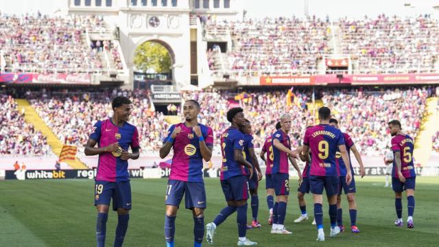 Lamine Yamal y Raphinha celebran un gol del brasileño.