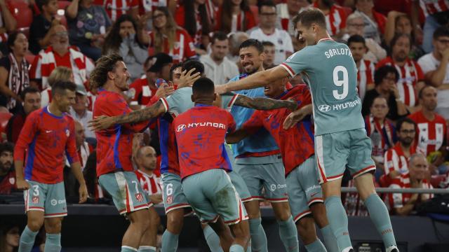 Los jugadores del Atlético celebran el gol de Correa.