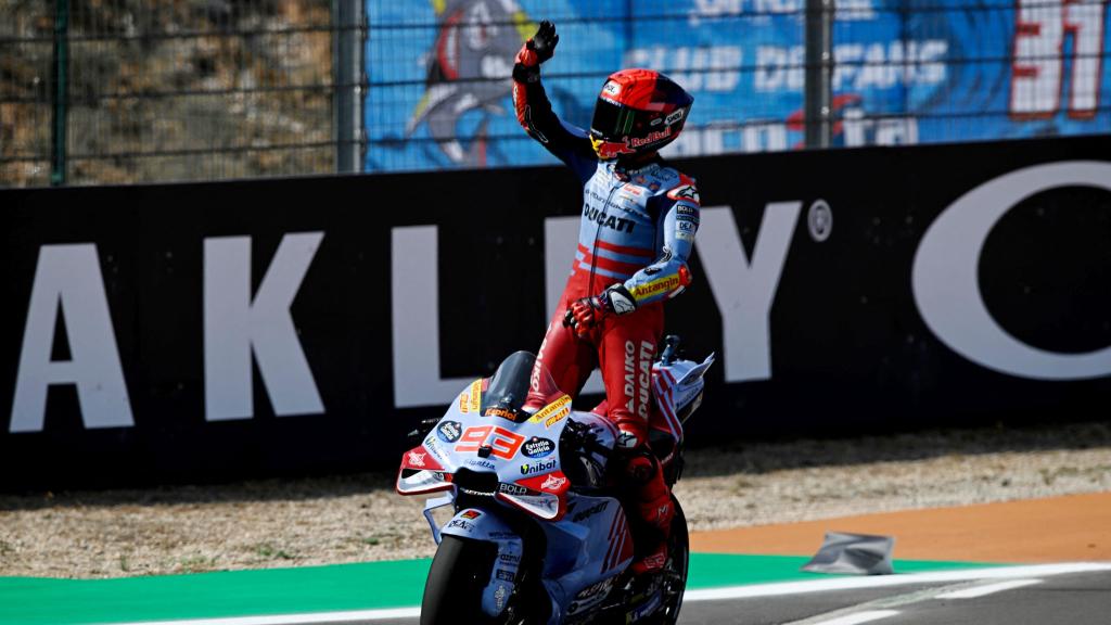 Marc Márquez celebra su victoria en la carrera al sprint, en el circuito MotorLand Aragón.