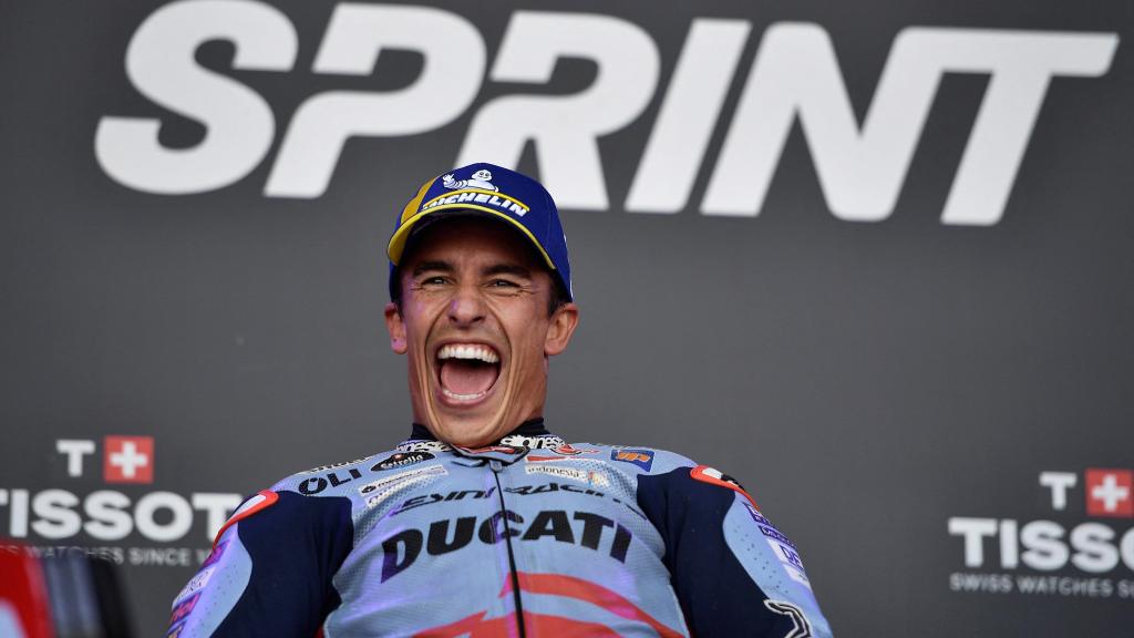 Marc Márquez celebra su victoria en la carrera al sprint, en el circuito de MotorLand.