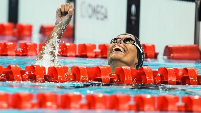 Teresa Perales celebra el bronce en los Juegos Paralímpicos.