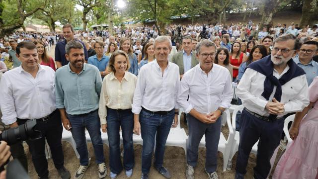 El líder del PP, Alberto Núñez Feijóo, inauguró este sábado el curso político del PP en un acto en Cerdedo-Cotobade (Pontevedra), arropado por Mariano Rajoy, Alfonso Rueda, Cuca Gamarra Alfonso, Alfonso Fernández Mañueco y Carlos Mazón.