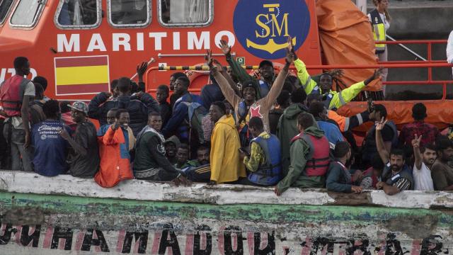 Un cayuco lleno de migrantes adultos y menores, a su llegada al puerto de La Restinga, en El Hierro, Canarias (España).