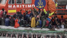 Un cayuco lleno de migrantes adultos y menores, a su llegada al puerto de La Restinga, en El Hierro, Canarias (España).