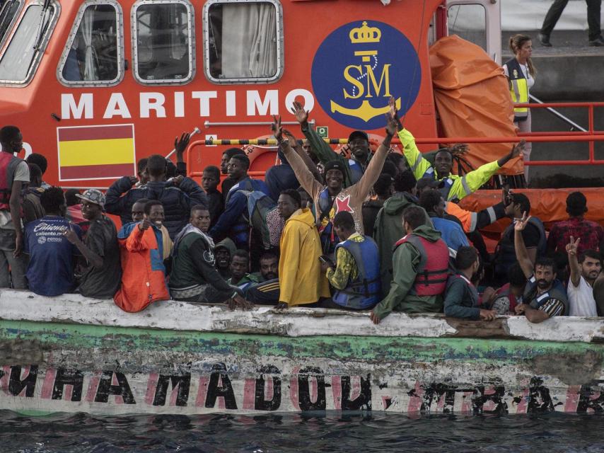 Un cayuco lleno de migrantes adultos y menores, a su llegada al puerto de La Restinga, en El Hierro, Canarias (España).