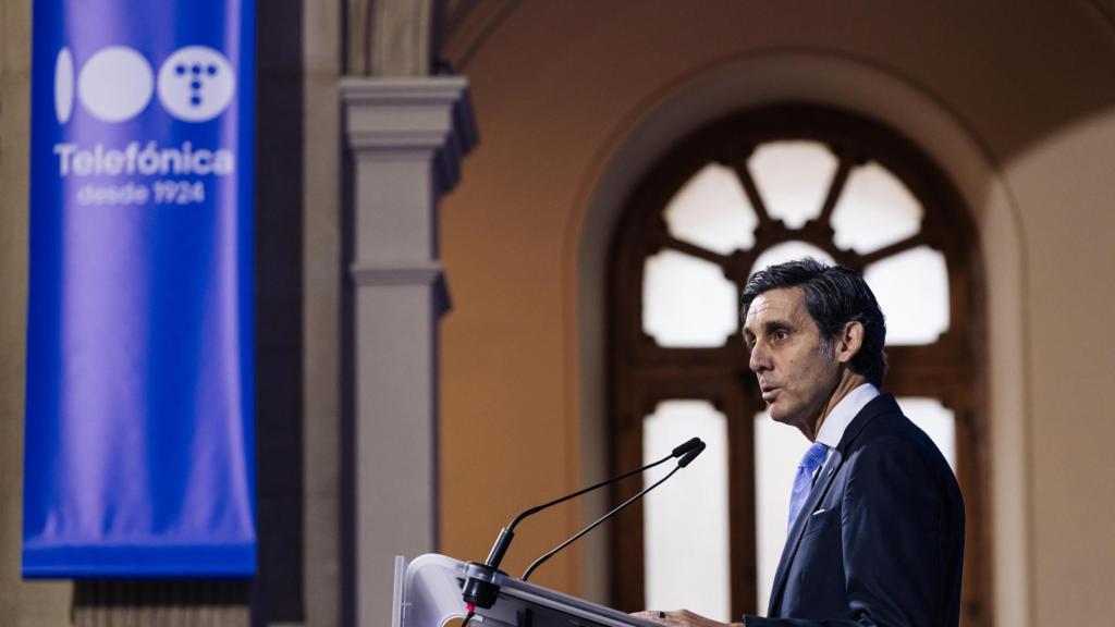 El presidente ejecutivo de Telefónica, José María Álvarez-Pallete, interviene durante el toque de campana en la Bolsa de Madrid con motivo del centenario de la compañía.