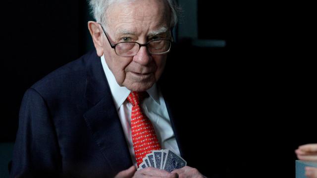 Warren Buffett , director ejecutivo y presidente de Berkshire Hathaway, juega a las cartas durante la reunión anual de la compañía.