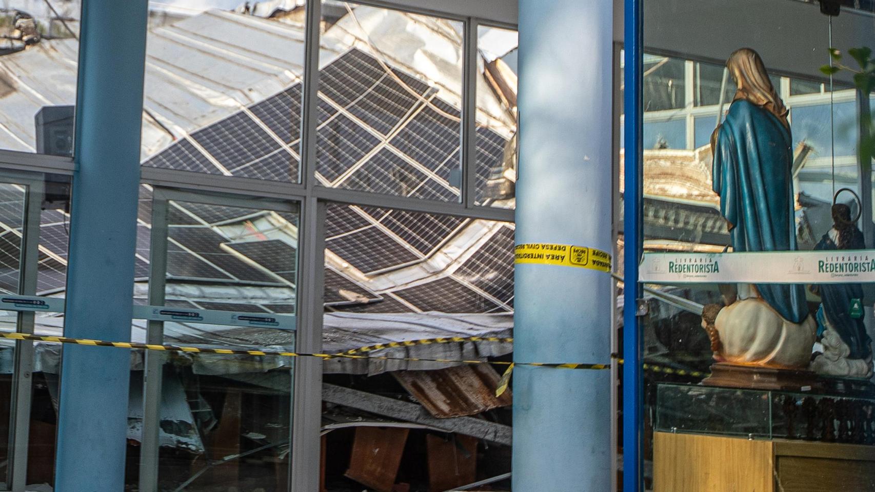 Al menos dos muertos al derrumbarse el techo de un santuario en Brasil  donde se repartía comida