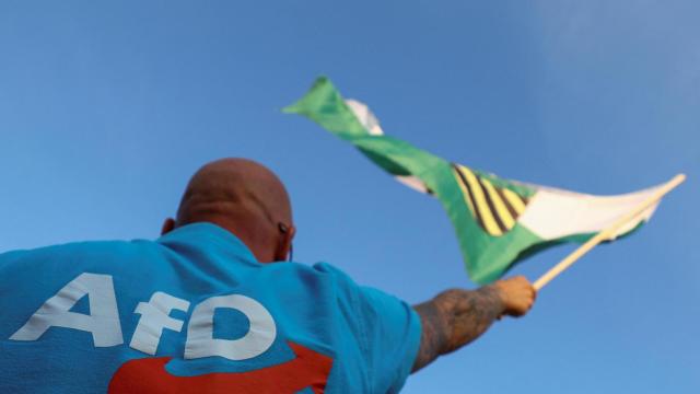 Una persona agita una bandera de Sajonia durante el evento de campaña de Alternativa para Alemania (AfD) para las elecciones regionales de Sajonia en Dresden, Alemania, el 29 de agosto de 2024.