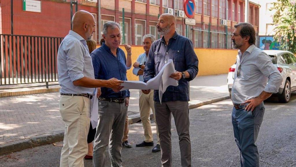 El alcalde de Sevilla, José Luis Sanz, supervisa las obras en Juan Díaz de Solís.