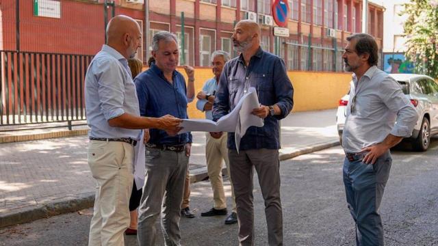 El alcalde de Sevilla, José Luis Sanz, supervisa las obras en Juan Díaz de Solís.