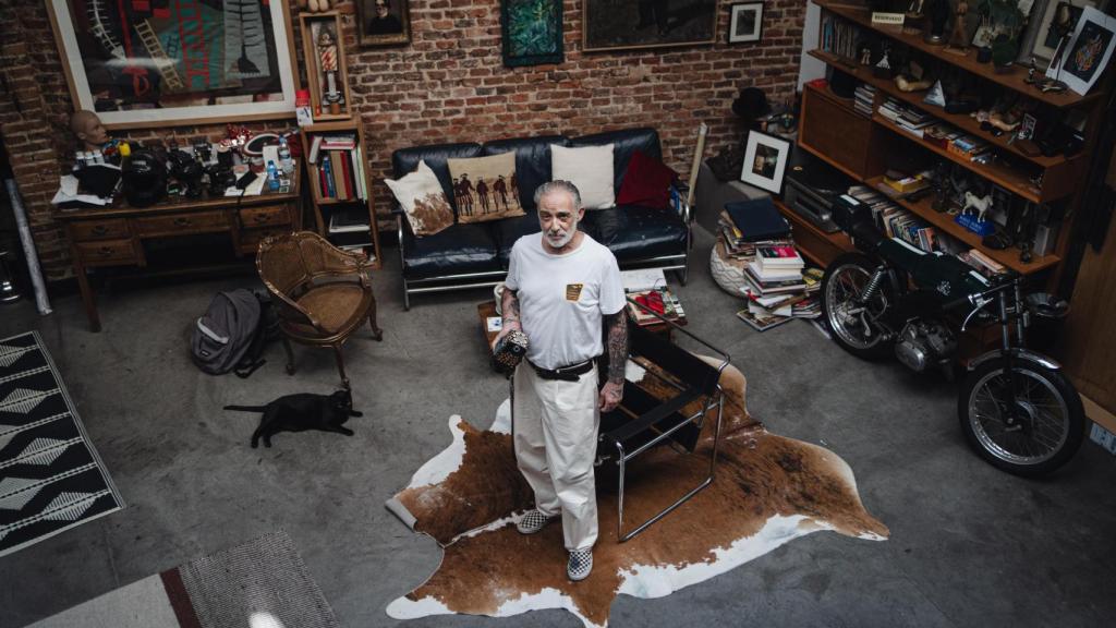 El fotógrafo Alberto García-Alix en el centro de su estudio