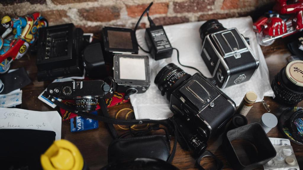 Uno de los rincones del estudio de Alberto García-Alix, con sus cámara fotográficas