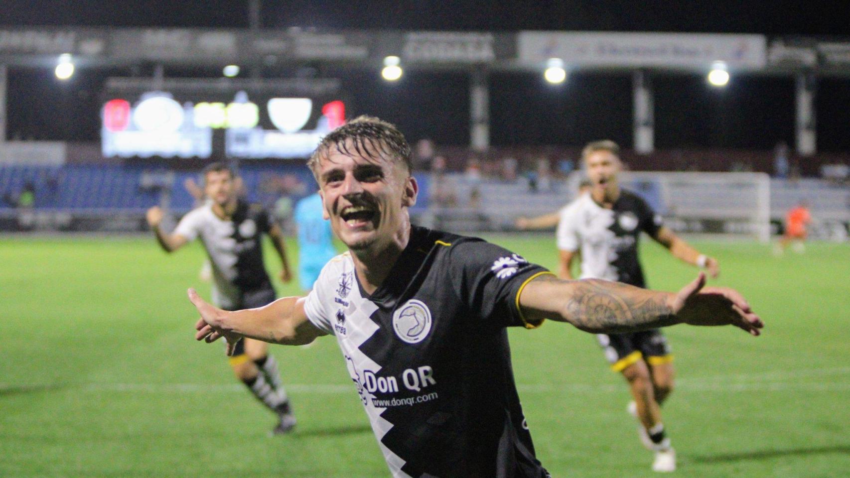 Pau Martínez celebra un gol de Unionistas ante el Bilbao Athletic