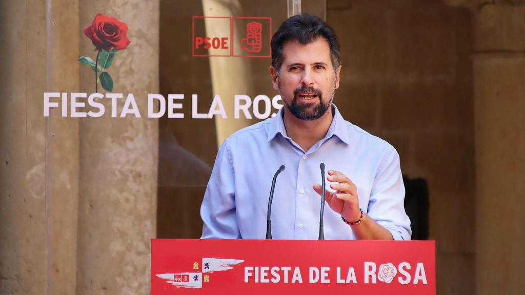 El secretario general del PSOE de Castilla y León y portavoz en las Cortes, Luis Tudanca, y la eurodiputada Iratxe García, asisten a la celebración de la Fiesta de la Rosa de Sahagún