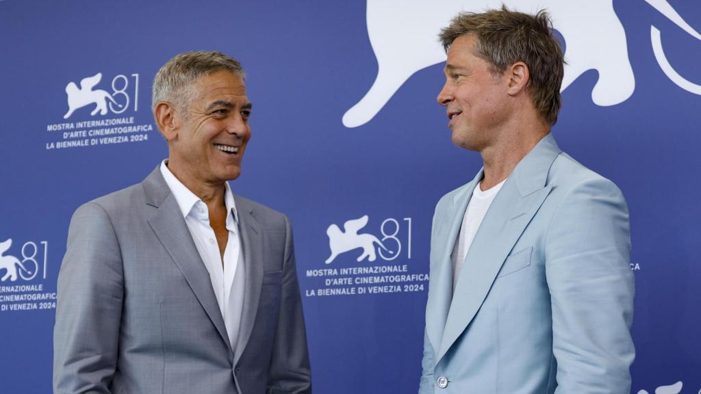 Brad Pitt y George Clooney en el Festival de  Venecia presentando 'Wolfs'. Foto: EFE/EPA/FABIO FRUSTAC.