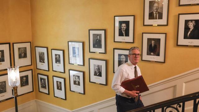 El primer ministro británico, Keir Starmer, en la residencia gubernamental del 10 de Downing Street junto a los retratos de algunos de sus predecesores en el cargo.