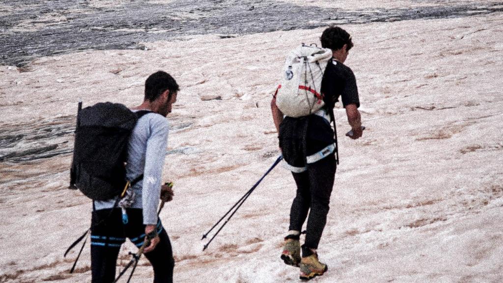 Kilian Jornet junto a un miembro de su equipo en la última etapa de su reto Alpes Connections.