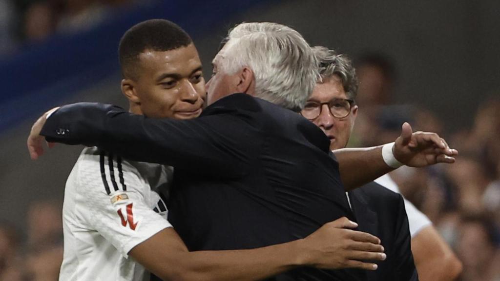 Mbappé se abraza con Carlo Ancelotti