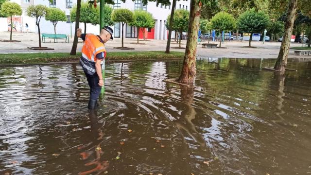 Un miembro de Protección Civil en una zona inundada de Burgos