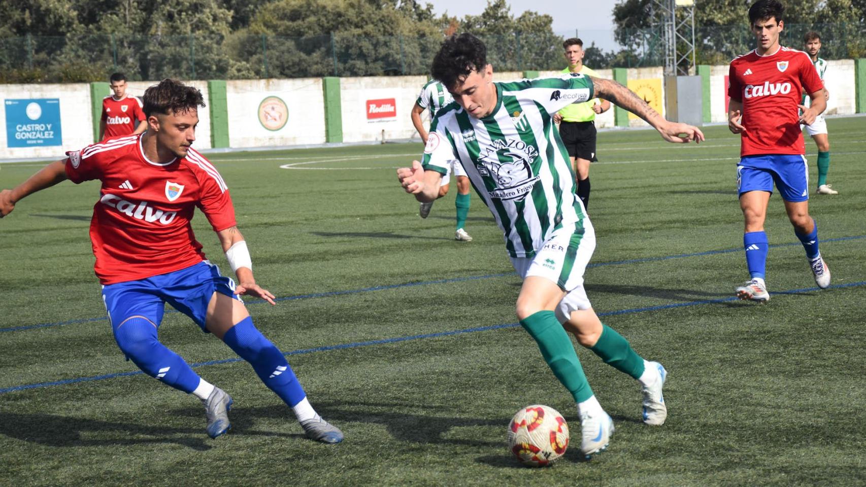 Izán intenta una jugada en el partido contra Bergantiños