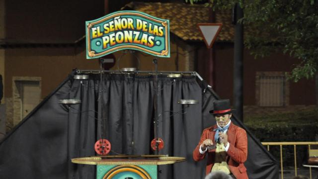 Imagen de la representación de 'El señor de las peonzas' en el Festival de Teatro y Artes Escénicas Volatiritormes en el municipio salmantino de Santa Marta de Tormes