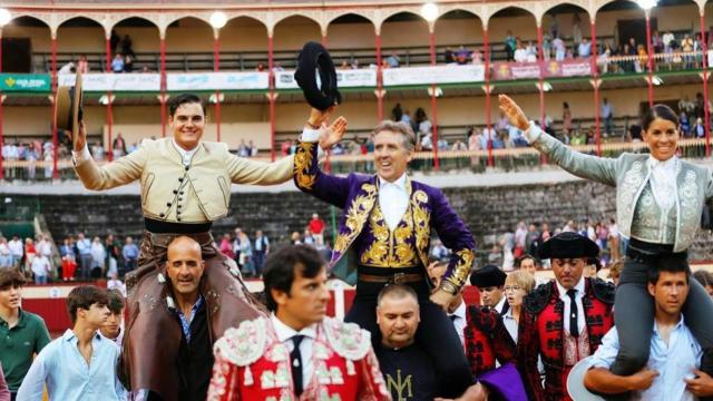 Los tres rejoneadores salieron por la puerta grande en la primera de feria