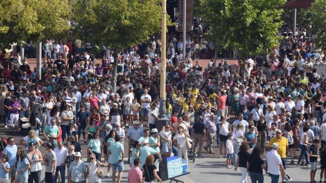 El desfile de peñas y el saludo del alcalde, Guzmán Gómez, este domingo en el municipio vallisoletano de Medina del Campo