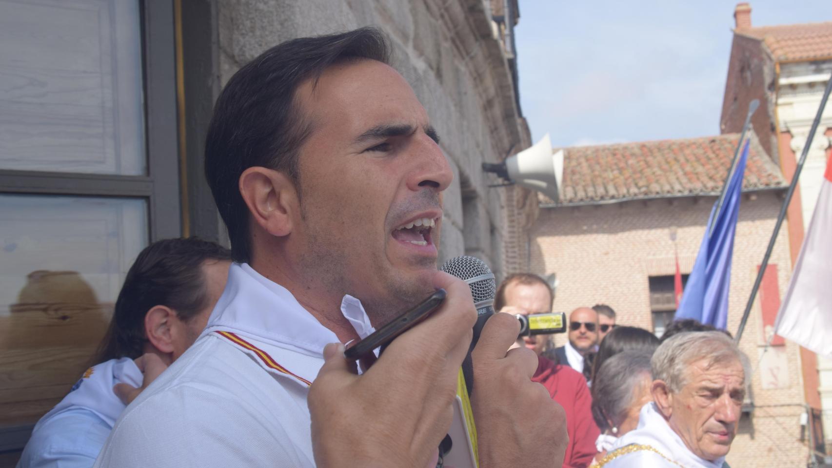 Imagen del momento del saludo del alcalde, Guzmán Gómez, en el municipio vallisoletano de Medina del Campo, este domingo