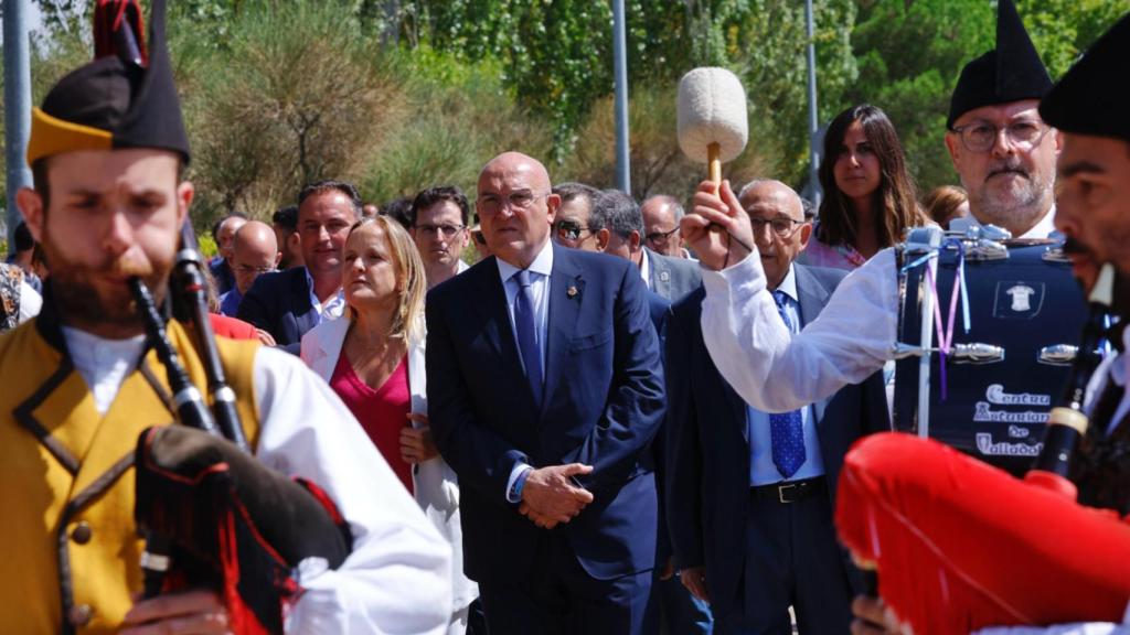 El alcalde de Valladolid, Jesús Julio Carnero, en la inauguración de la Feria de Folklore y Gastronomía