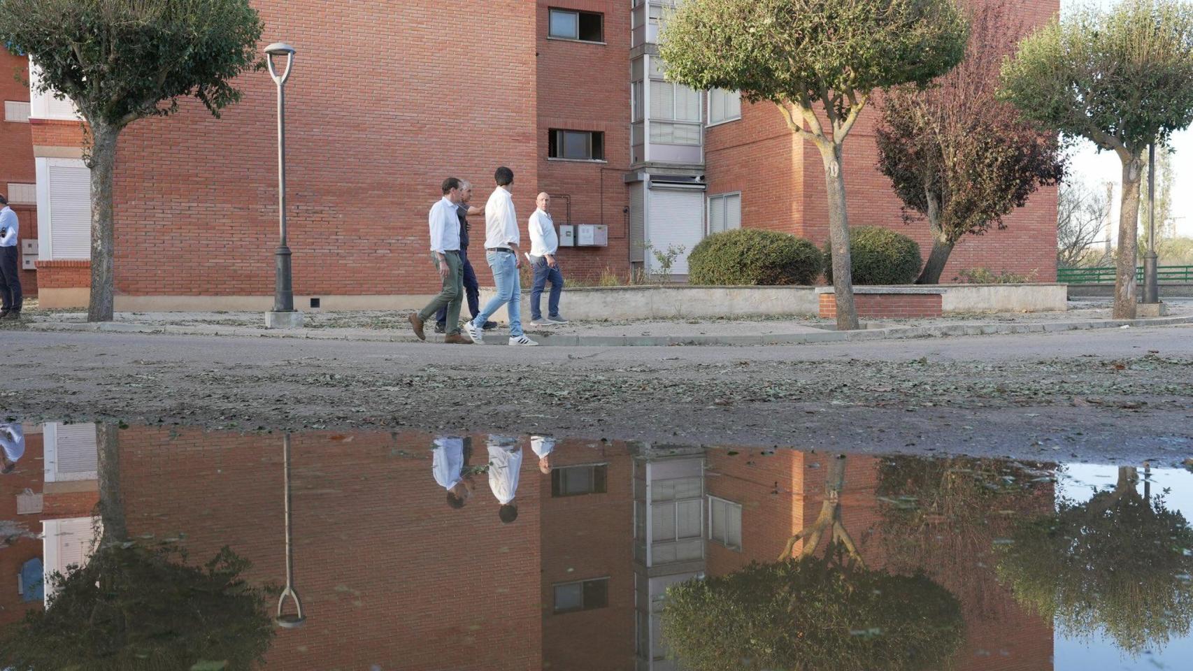 El alcalde de Medina de Rioseco, David Esteban, junto al presidente de la Diputación de Valladolid, Conrado Íscar, visitan la localidad tras la tormenta