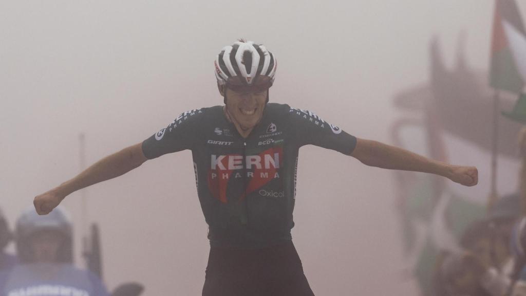 Pablo Castrillo celebra su segunda victoria de etapa en La Vuelta 2024 en la cima de Cuitu Negru.