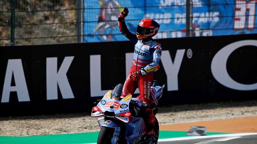 Marc Márquez, celebra su victoria con el público de Aragón.