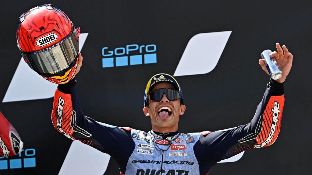 Marc Márquez celebra su victoria en el Gran Premio de Aragón, en el circuito de MotorLand.